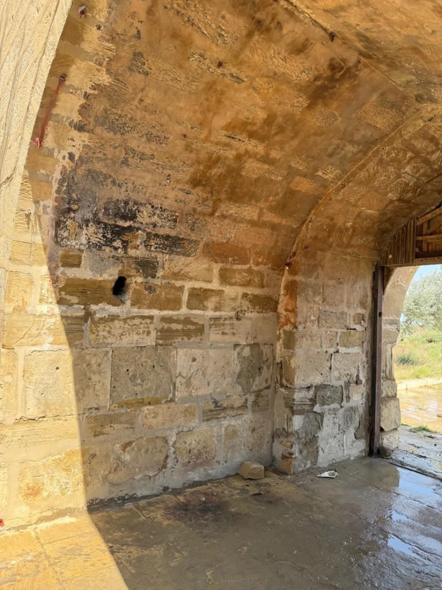 Tarixi karvansaranın üzərindəki yazıları qum-sementlə örtüblər - Fotolar