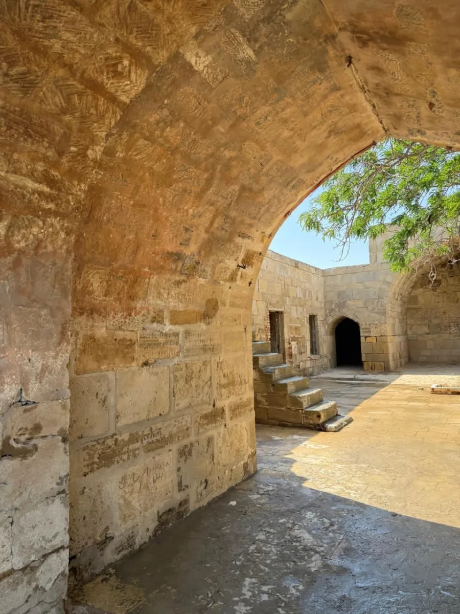 Tarixi karvansaranın üzərindəki yazıları qum-sementlə örtüblər - Fotolar