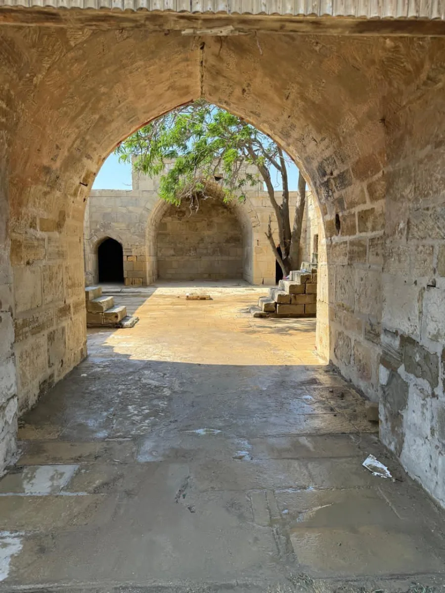 Tarixi karvansaranın üzərindəki yazıları qum-sementlə örtüblər - Fotolar