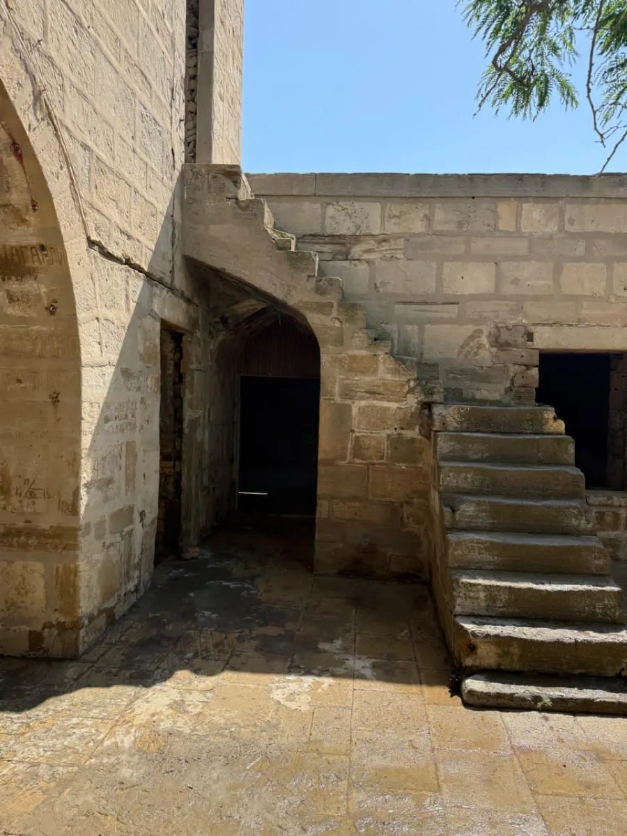 Tarixi karvansaranın üzərindəki yazıları qum-sementlə örtüblər - Fotolar