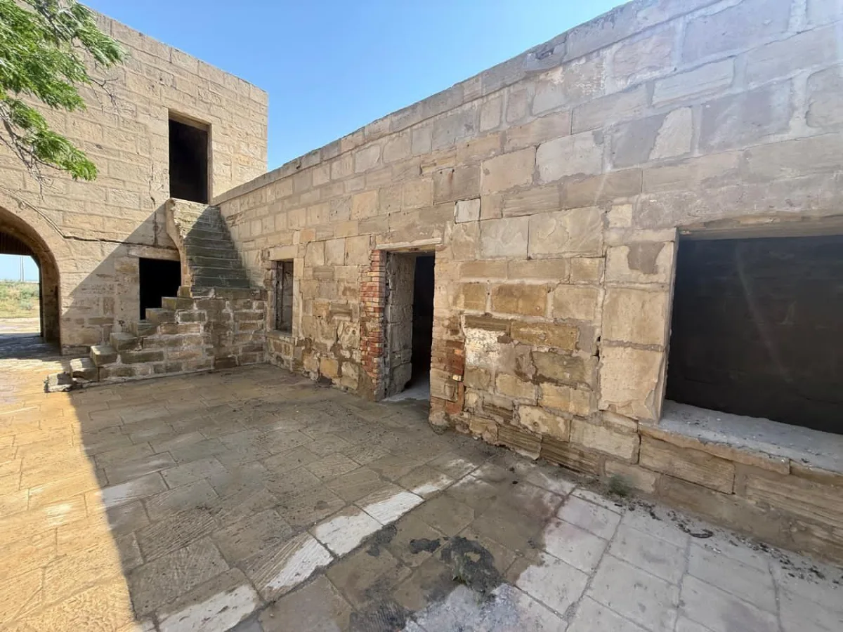 Tarixi karvansaranın üzərindəki yazıları qum-sementlə örtüblər - Fotolar