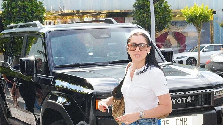 Bahalı maşını və özəl nömrəsi diqqət çəkdi