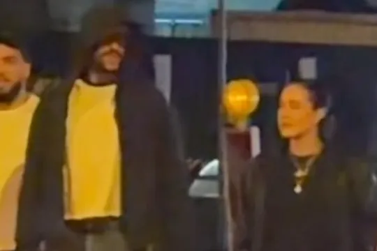 Bəd Banninin sevgilisi ilə Almanya gəzintisi