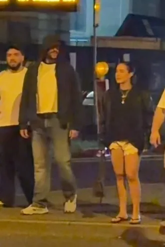 Bəd Banninin sevgilisi ilə Almanya gəzintisi