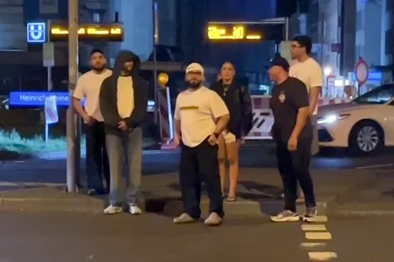 Bəd Banninin sevgilisi ilə Almanya gəzintisi