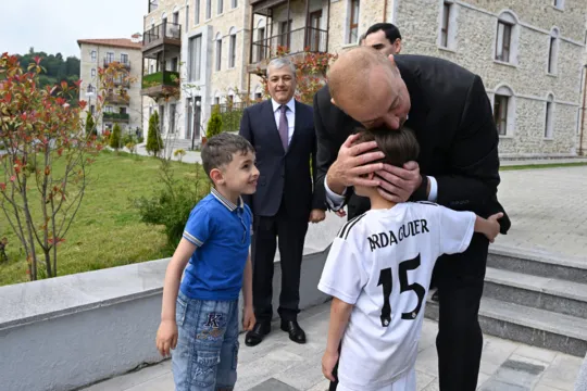 “İlham baba, olar öz telefonumuzla şəkil çəkdirək?” - Video
