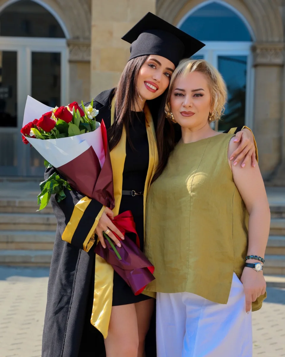 Zarina məzun oldu