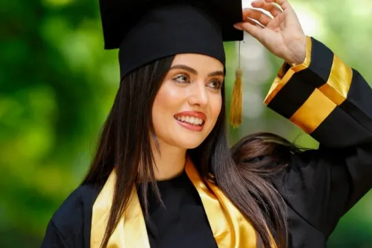 Zarina məzun oldu