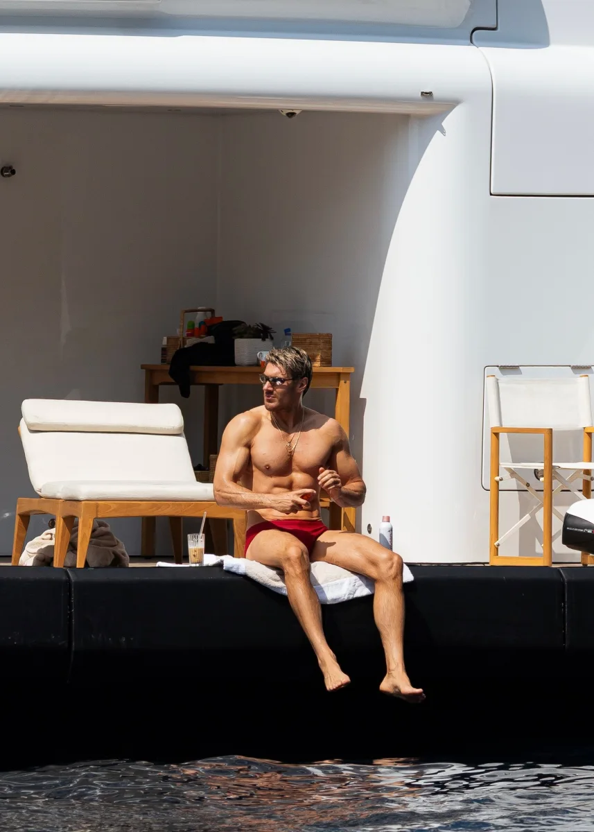 Fit bədənini nümayiş etdirdi