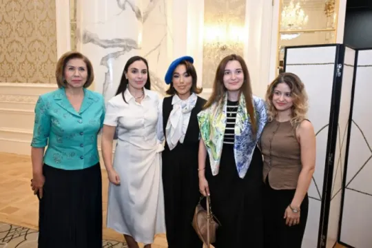 Leyla Əliyeva qızların məzun günündə - Fotolar