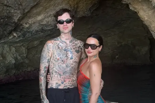 Demi Lovato əri ilə tətildə
