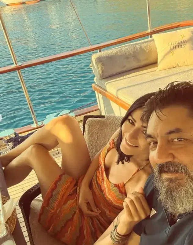 “Ferhunde” həyat yoldaşı ilə tətildə