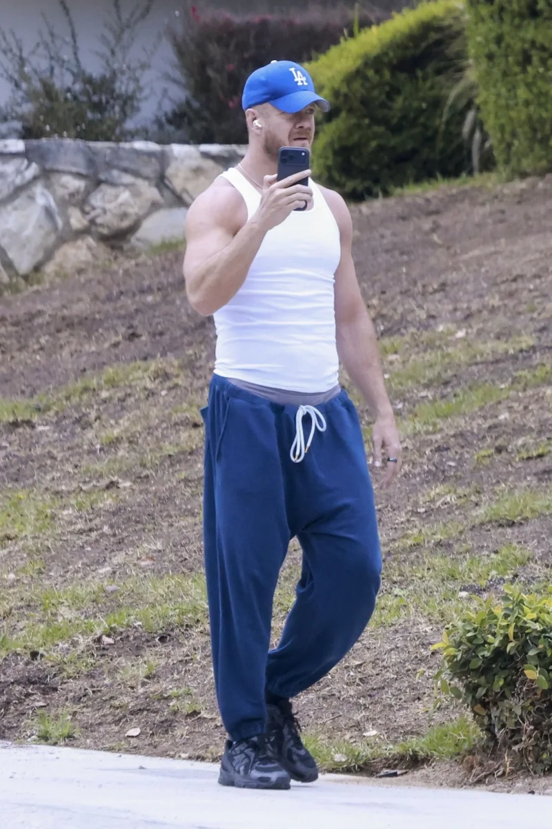 Den Reynoldsdan fit bədən nümayişi