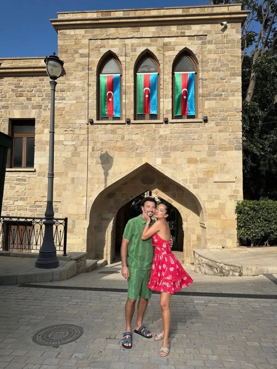  Azərbaycanlı iş adamı model xanımı ilə Bakıya gəldi