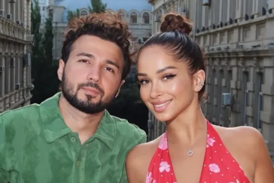  Azərbaycanlı iş adamı model xanımı ilə Bakıya gəldi
