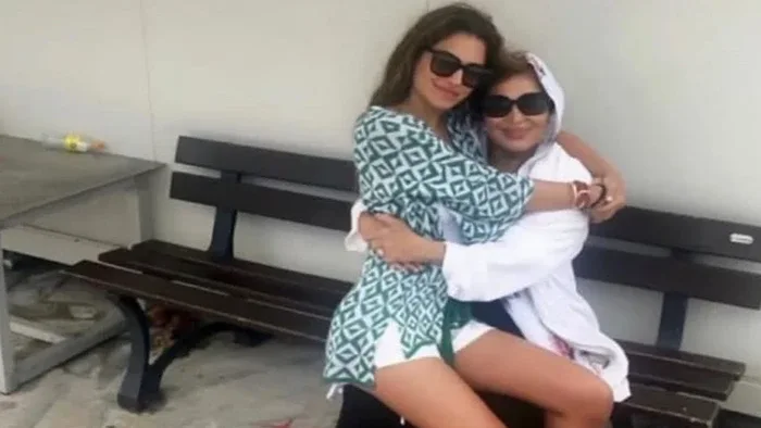 Türkan Şoray və qızından yeni foto