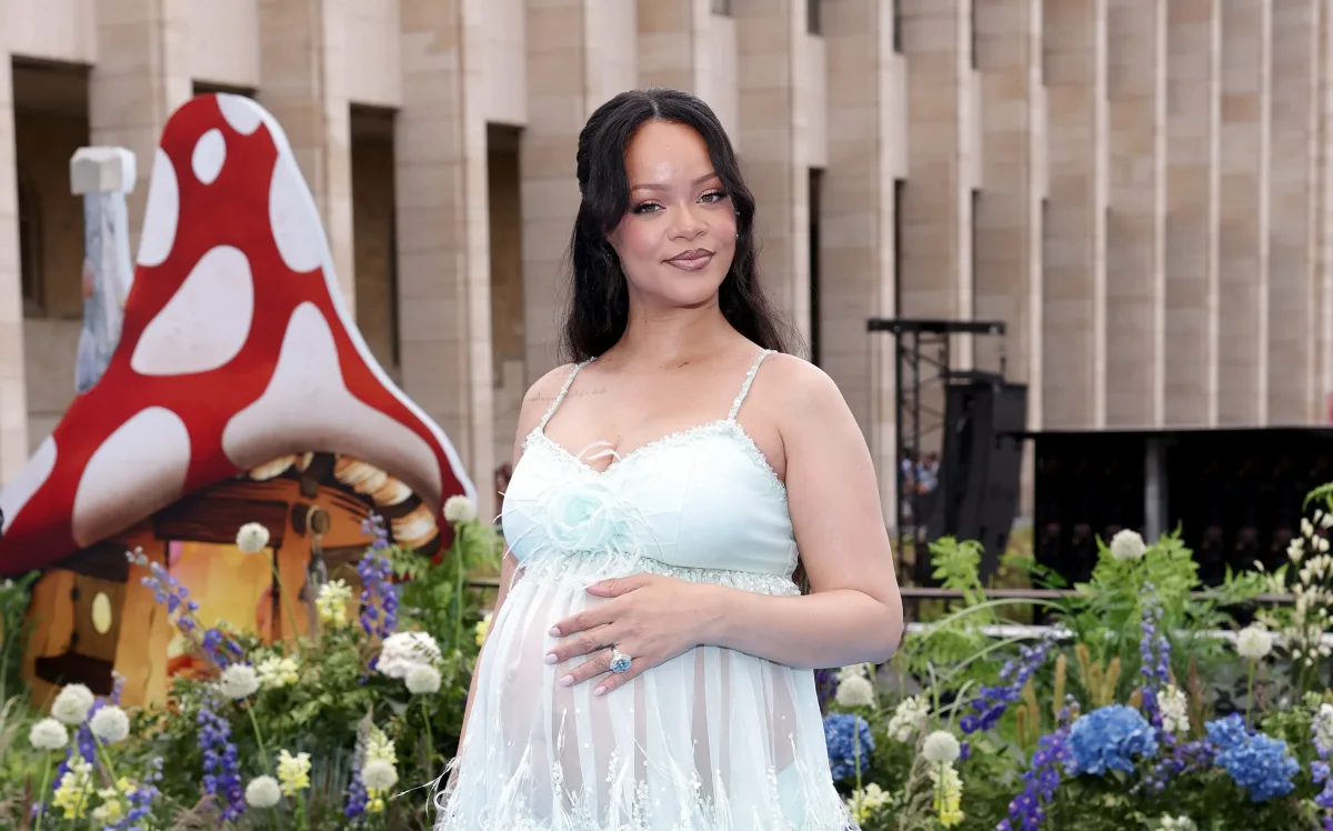 “Rihanna əkiz uşağa hamilədir”