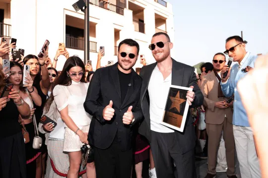 Emin Ağalarovdan Kerem Bürsinə hədiyyə!