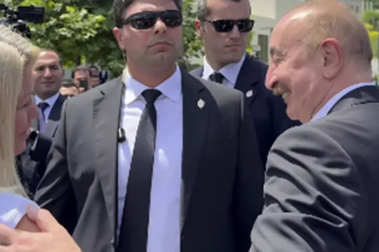 Prezident jurnalisti görüb avtomobildən düşdü - Video