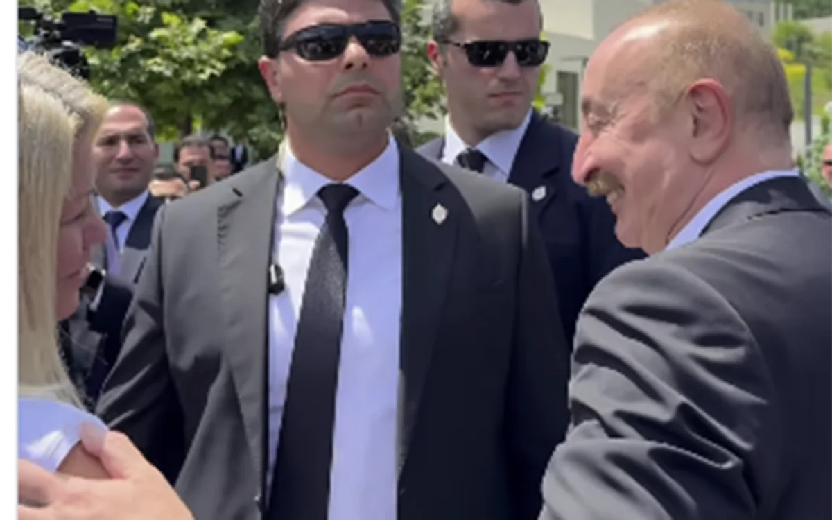 Prezident jurnalisti görüb avtomobildən düşdü - Video