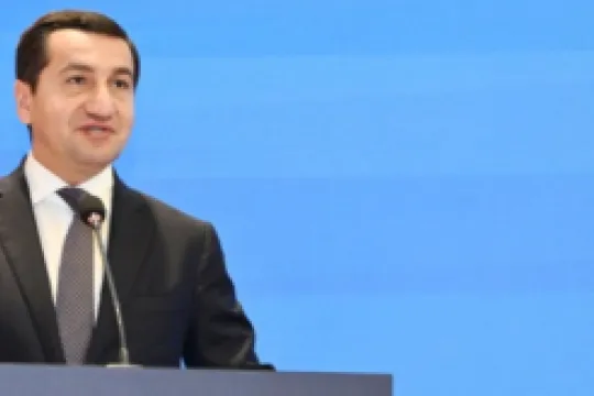 O oxudu, Hikmət Hacıyev telefona çəkdi