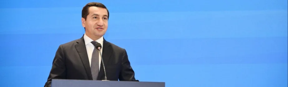 O oxudu, Hikmət Hacıyev telefona çəkdi