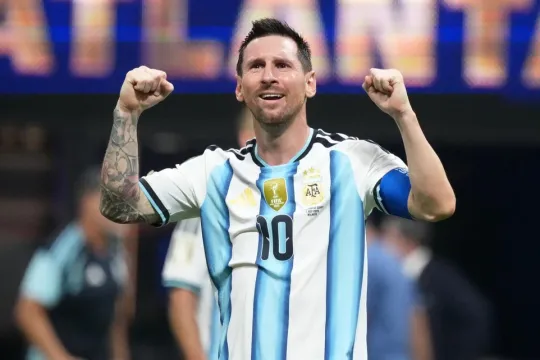 Messi Lamin Yamalı çimizdirərkən…