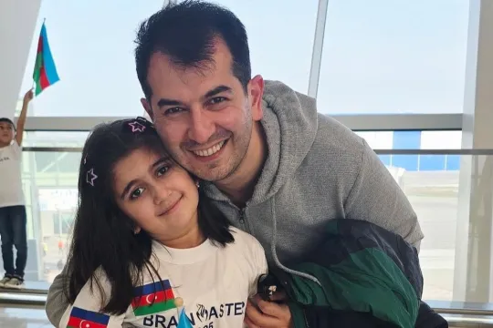 “Düz 9 ildir ki, ömrümüzü bəzəyirsən”