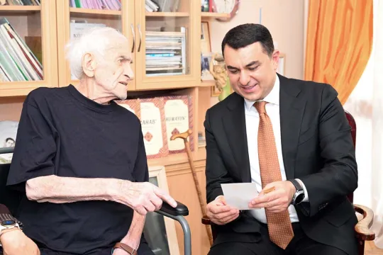 Nazir 96 yaşlı Xalq artistini evində ziyarət etdi - Fotolar