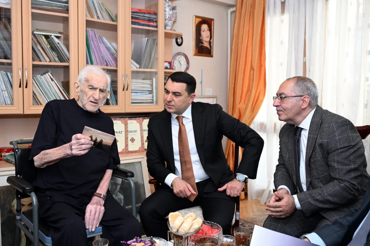 Nazir 96 yaşlı Xalq artistini evində ziyarət etdi - Fotolar