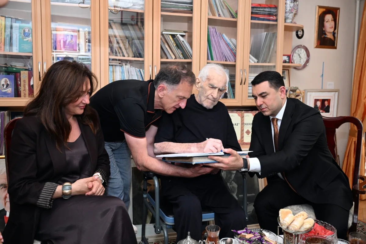 Nazir 96 yaşlı Xalq artistini evində ziyarət etdi - Fotolar