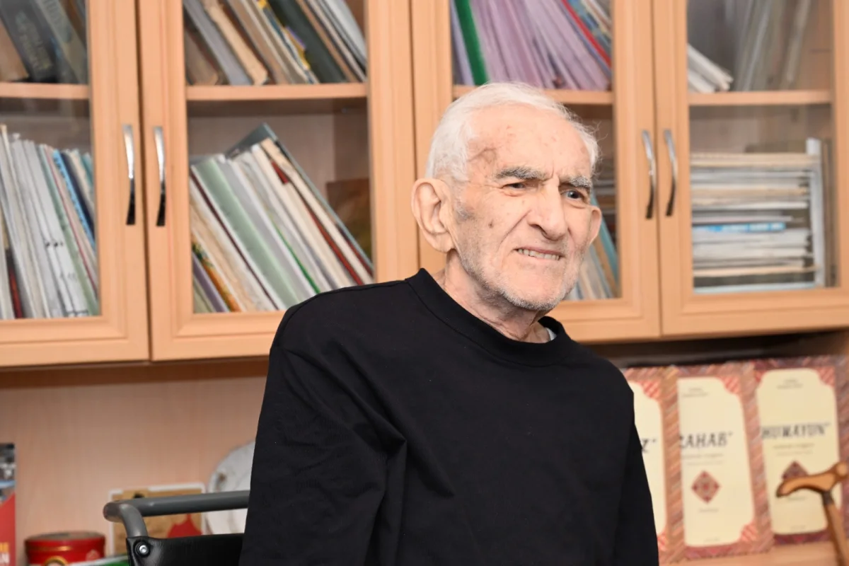Nazir 96 yaşlı Xalq artistini evində ziyarət etdi - Fotolar