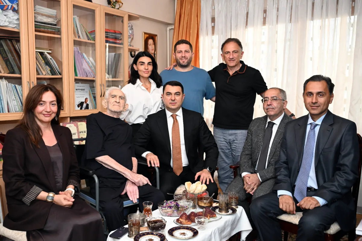 Nazir 96 yaşlı Xalq artistini evində ziyarət etdi - Fotolar