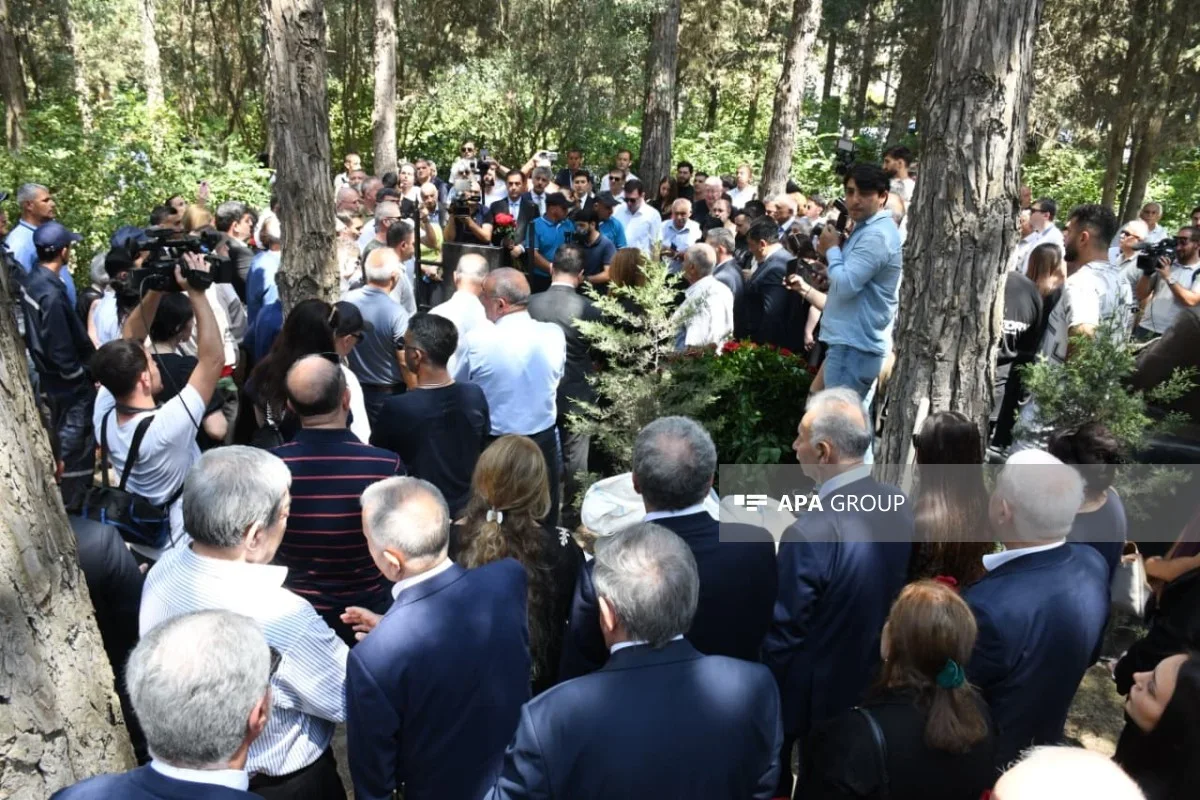 Yerə söykədilər mərmər üzünü... - Fotolar