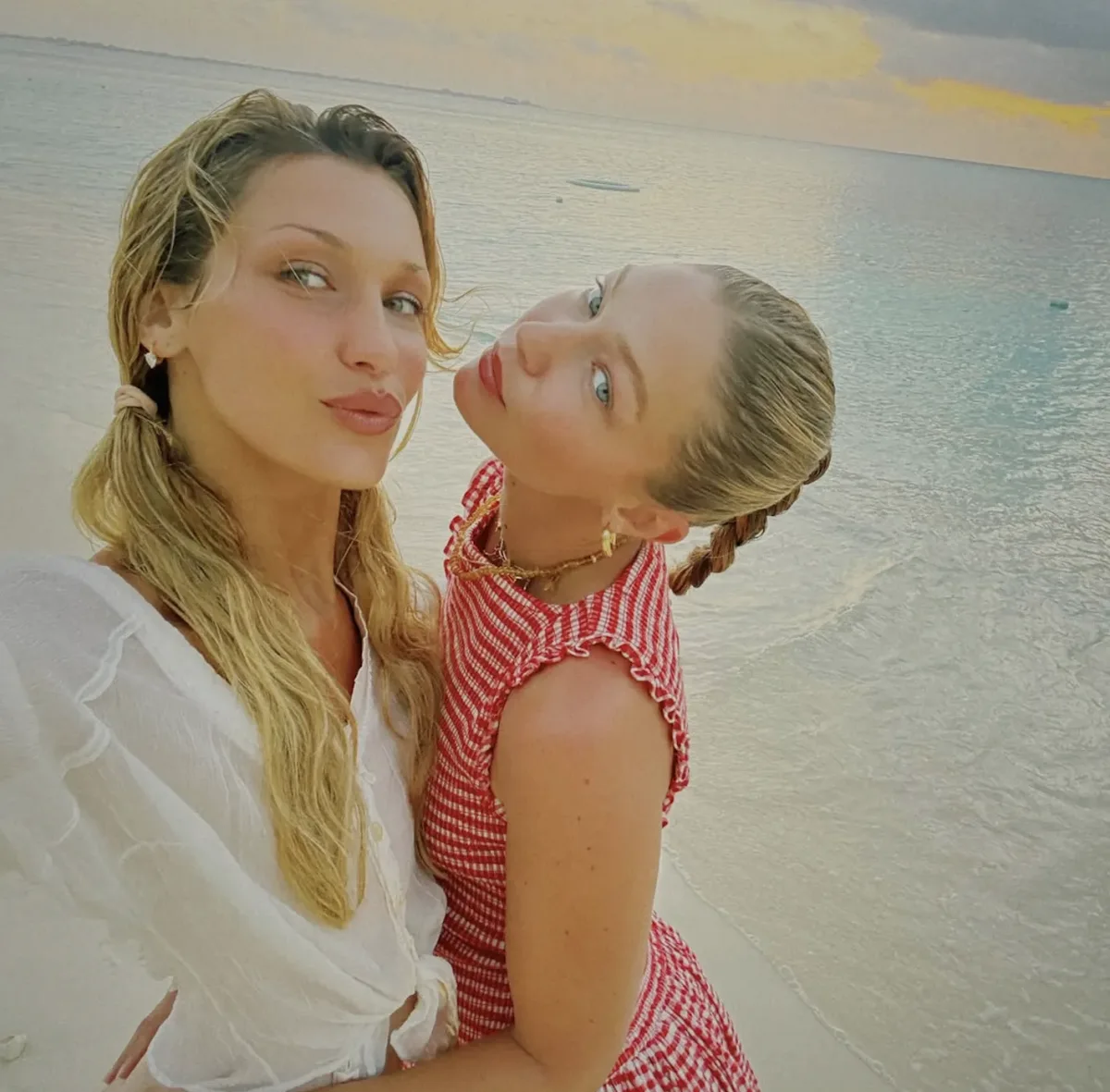 Cici Hadid qızı və bacısı ilə tətildə