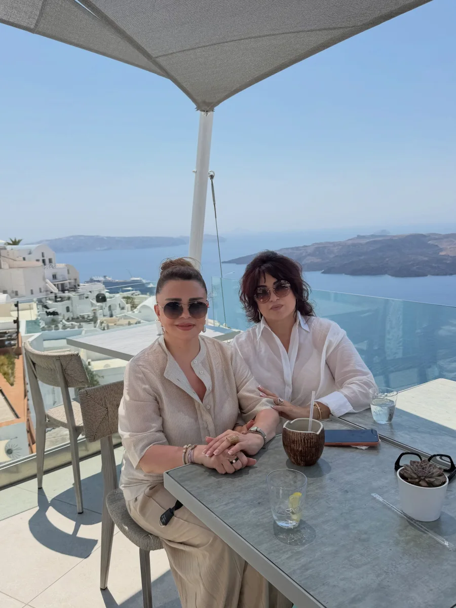 Xalq artisti qızı və rəfiqəsi ilə Yunanıstanda