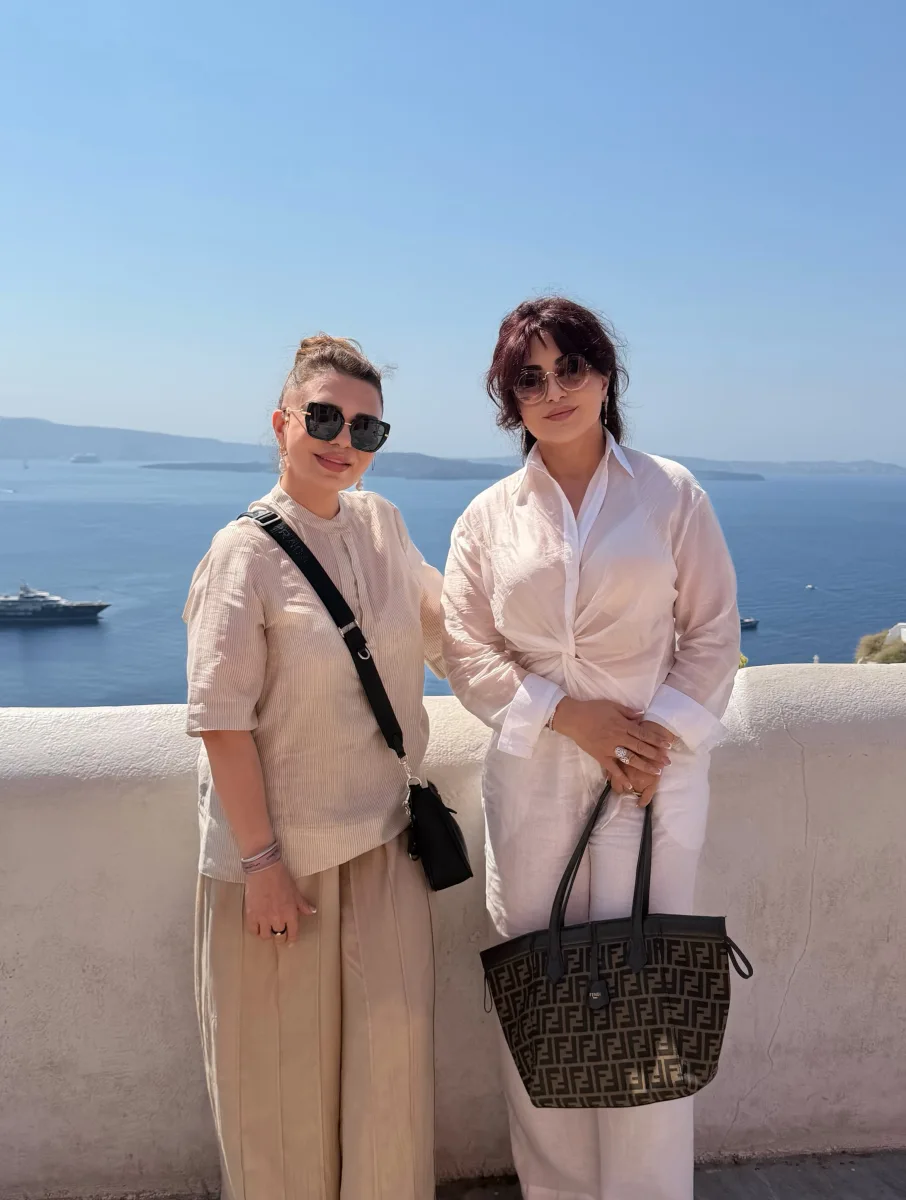 Xalq artisti qızı və rəfiqəsi ilə Yunanıstanda