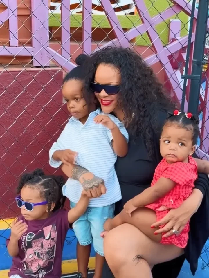Rihanna övladlarını göstərdi