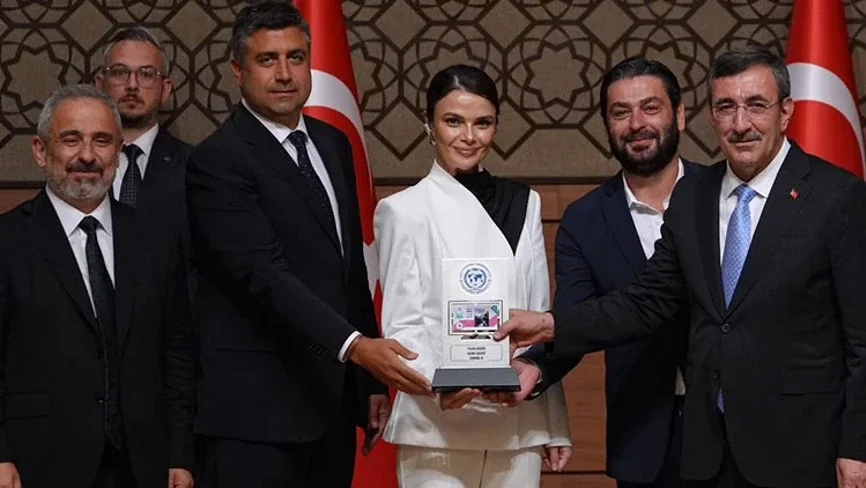 “Uzak Şehir” “İlin serialı” seçildi