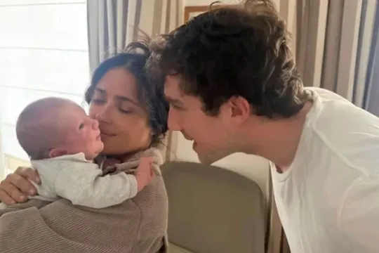Salma Hayek ögey nənə oldu