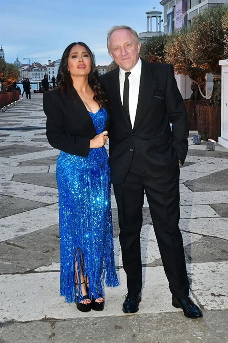 Salma Hayek ögey nənə oldu