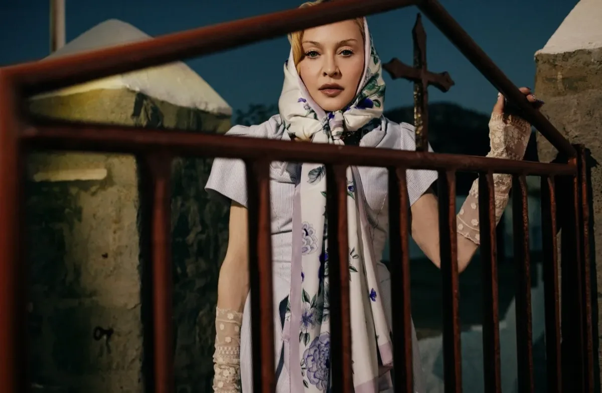 Madonnanın oğlu ilə monastır ziyarəti