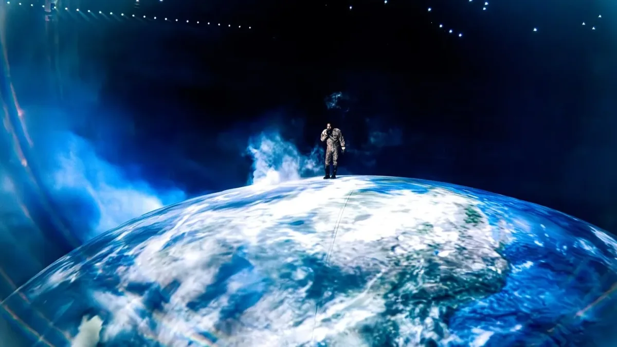 “Kanye planet dekorunu məndən götürüb”