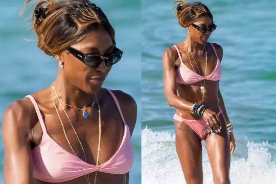 56 yaşlı supermodelin dəniz keyfi