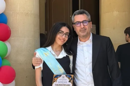 Qızı Farizi sevindirdi