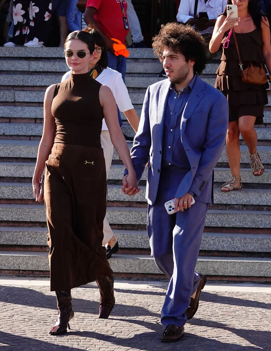 Selena əri ilə gəzintidə