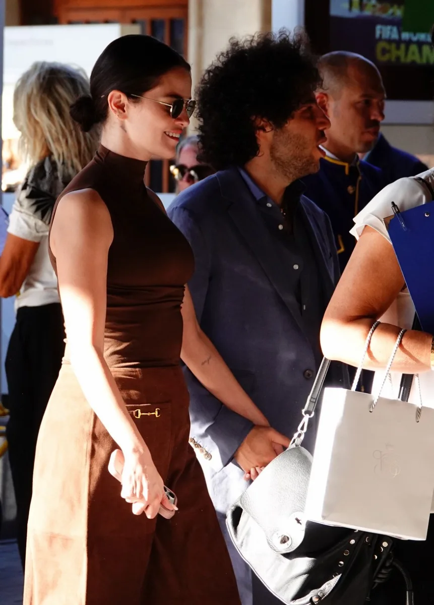 Selena əri ilə gəzintidə
