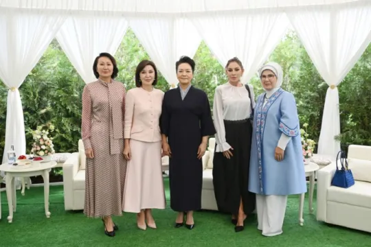 Birinci xanımların Bişkekdə görüşü - Fotolar