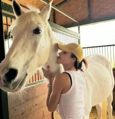 Hande Erçele ağır itki