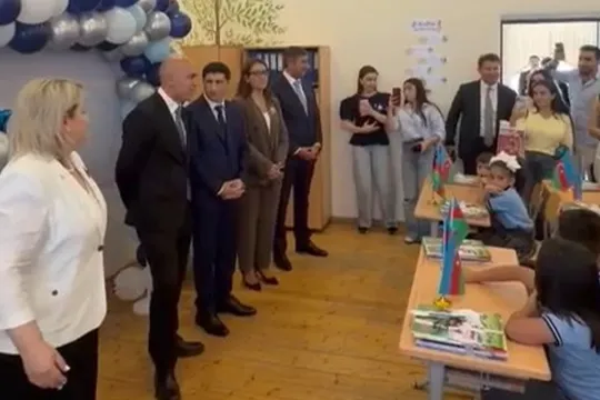 Nazir sinfə girdi, birincilərin reaksiyası belə oldu - Video